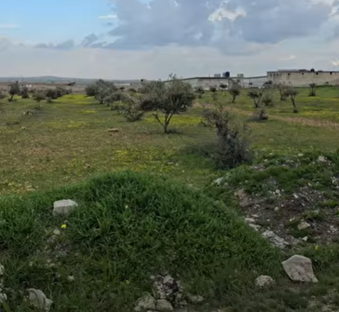 أرض 5 هكتار على طريق حلب جانب استراحة علولو مع فيلا و3 مداجن