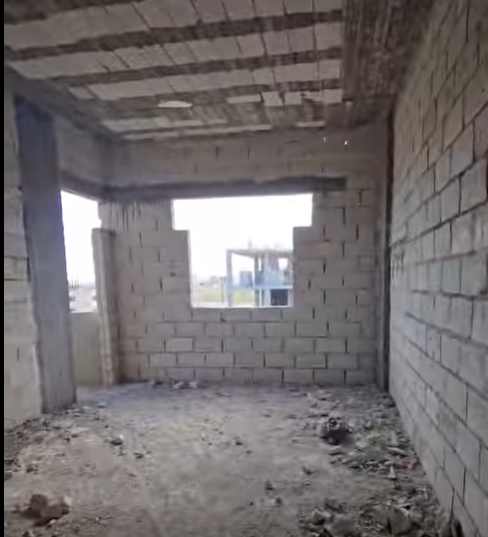 شقة طابق رابع على العضم زاوية على شارعين بطريق مشفى الباب الجديد