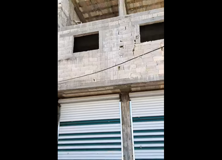 اربع شقق ومحلين للبيع - شمال المحلق