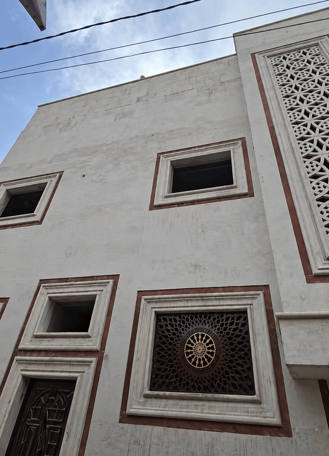 شقتين مدخل خاص طابق اول وثاني مع سطح مساحة ١٢٥ متر