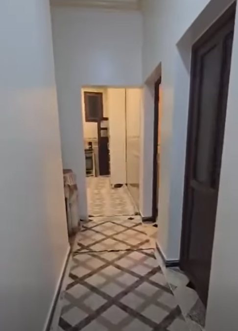 شقة طابق ثاني مع سطح قرب جامع البوشي